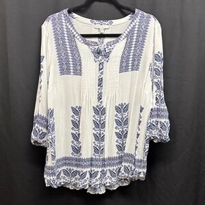 Chic White and Blue Patterned Blouse
